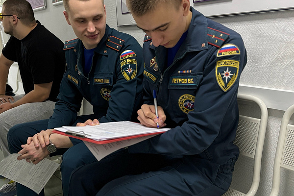 Наши постоянные доноры: сотрудники МЧС снова сдают кровь!