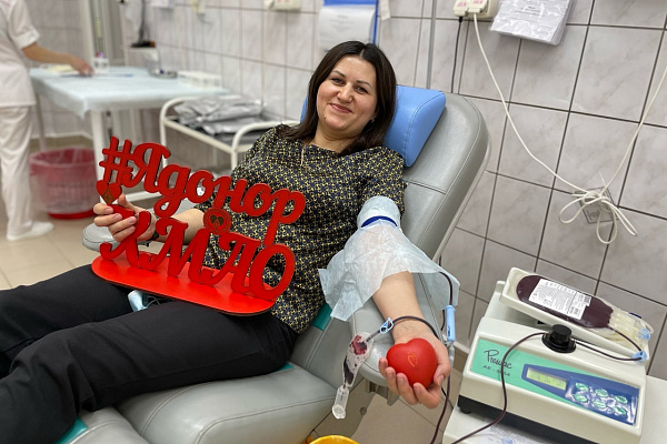 Служба крови поздравила участниц донорского движения с праздником!