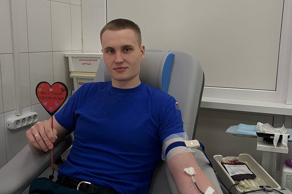 Наши постоянные доноры: сотрудники МЧС снова сдают кровь!