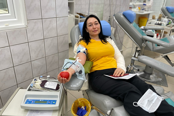 Служба крови поздравила участниц донорского движения с праздником!
