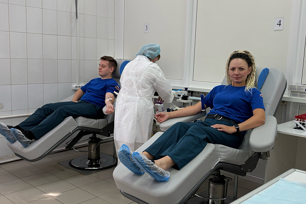 Наши постоянные доноры: сотрудники МЧС снова сдают кровь!