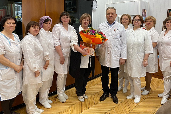 Служба крови Сургута проводила на заслуженный отдых медсестру с полувековым стажем работы