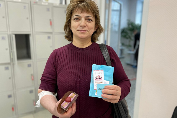 Доноров Югры поздравили с Международным женским днем