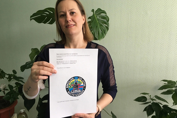 Служба крови поздравила участниц донорского движения с праздником!