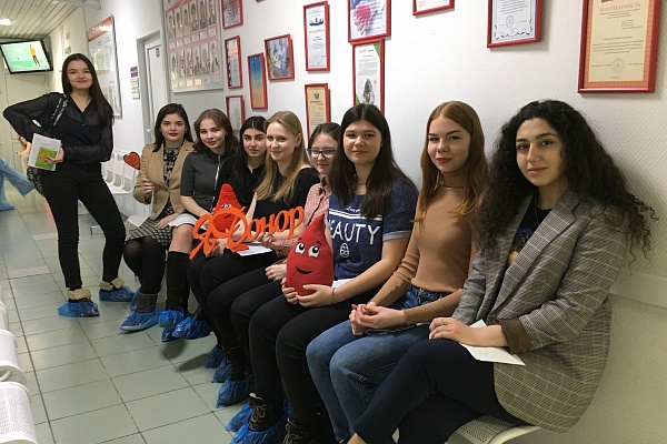 Отметили совершеннолетие сдачей крови