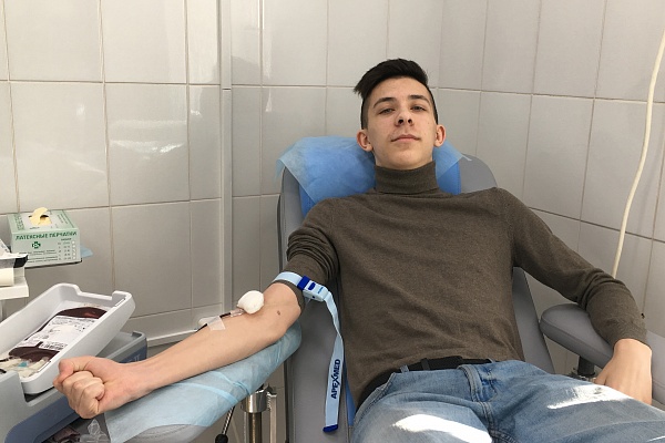 Отметили совершеннолетие сдачей крови