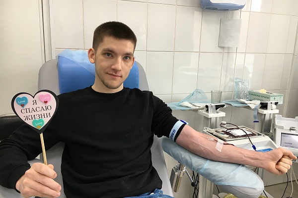 Отметили совершеннолетие сдачей крови