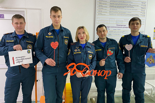 Всегда придут на помощь: сотрудники МЧС России пополнили банк крови