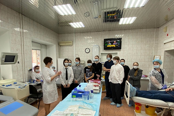 Юные ветеринары познакомились со Службой крови