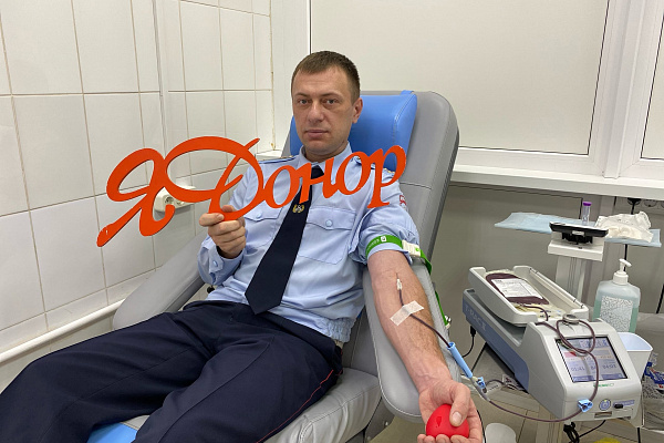Доноры в погонах: сотрудники Госавтоинспекции сдали кровь