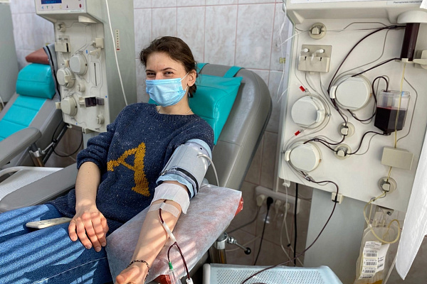 Доноров Югры поздравили с Международным женским днем